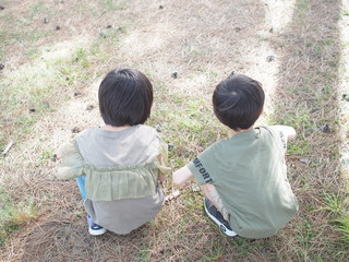 探し物をする子供たち