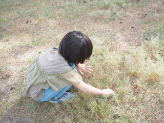探し物をする女の子