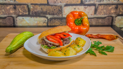 SANDWICH DE CARNE CON VEGETALES ALREDEDOR