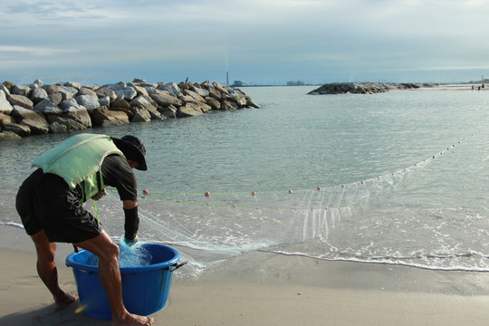 Each day, fishermen are bent picking fish, shrimp, oysters, squid that are stuck from their nets. That can be found from the sea near the reef In the evening. - Powered by Adobe