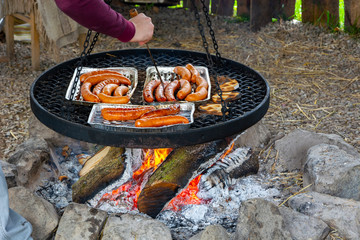Duży grill nad ogniskiem © Heroc