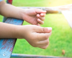 The children's hands at the theme park and the sun shines in.