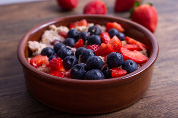 oat porridge with berries