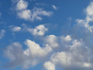 Nubes y cielo azul