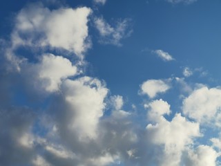 Nubes y cielo azul