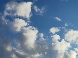 Nubes y cielo azul