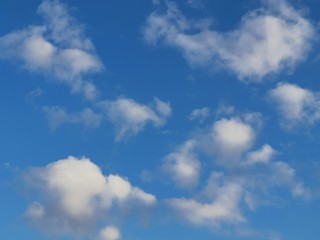 Nubes y cielo azul