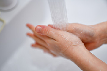 Children's hands to wash their hands