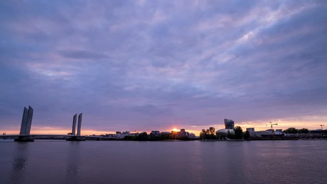 Timelapse jour nuit coucher soleil Bordeaux cit&eacute; du vin pont chaban delmas garonne