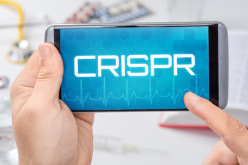 Smartphone mit dem Text CRISPR auf dem Display