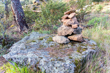 Hito de piedras en la Peña de Cadalso. Madrid. España. Europa.