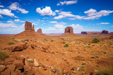 hiking the wildcat trail in the monument valley, usa