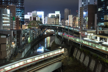 Obraz premium Complex railway system in Tokyo, Japan 複雑な東京の鉄道路線 東京・御茶ノ水駅の夜景