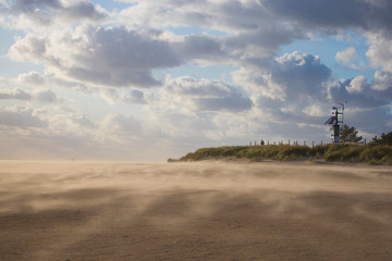 Plaża nad morzem Bałtyckim w miejscowości Hel podczas zamieci, dużego wiatru.