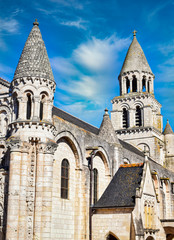 Fototapeta na wymiar Detalle torre y campanario de Notre Dame la Grande en Poitiers
