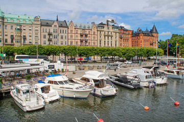 Fototapeta na wymiar center of the Scandinavian capital of Stockholm with smooth bay water, promenade, yachts and houses. Scandinavian architecture of cities.