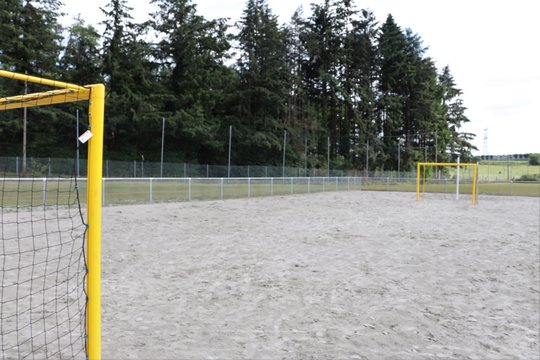 Terrain et cages ou buts de handball jaunes au complexe sportif Jean François Saunier  - Village de Grenay - Département Isère - France