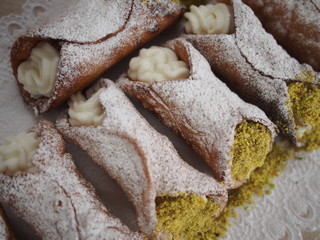 preparazione di cannoli siciliani