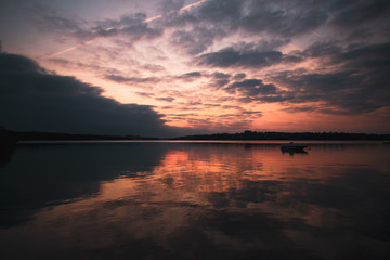 Reflet de coucher de soleil sur un lac, France © Valpictures