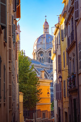 Gassen von Marseille mit Blick auf die Kathedrale