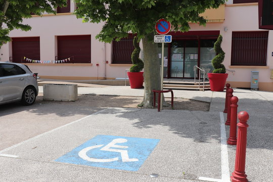 Place de parking pour véhicule pour handicapé  - Village de Grenay - Département Isère - France