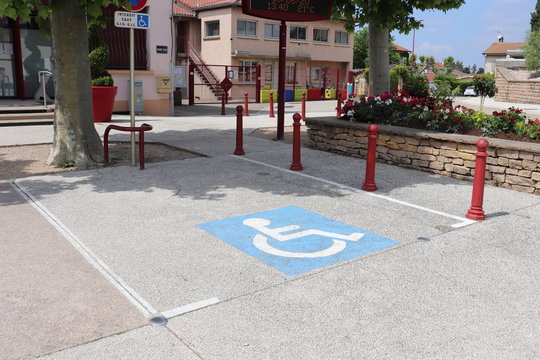Place de parking pour véhicule pour handicapé  - Village de Grenay - Département Isère - France