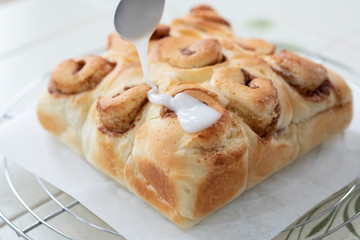 自宅でパン作り　シナモンロールブレッド　アイシングをかけるシーン