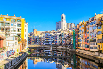 Fototapeta na wymiar View of the Onyar river from the iron bridge in Girona