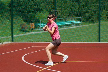 Obraz premium Female tennis player preparing to hit a forehand