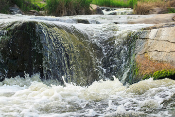 Obraz premium Cascading waterfall on a sunny day