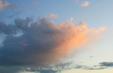 Obraz premium pink clouds in a blue sky