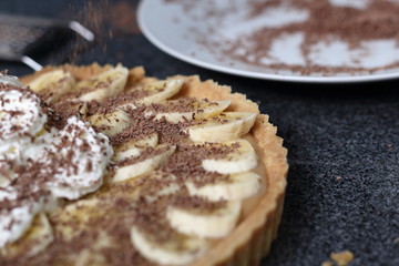 Sprinkle Topping with Grated Chocolate. Making Boston Banoffee Pie.