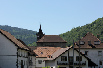 Fototapeta na wymiar casas y iglesia de ezcaroz con montaña de fondo