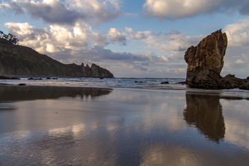 Reflejos en playa asturiana