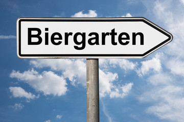 Obraz premium Wegweiser Biergarten