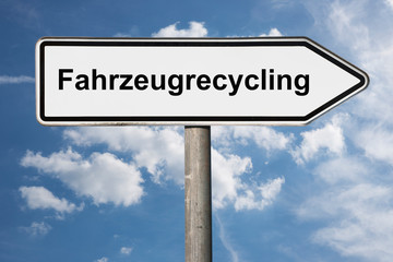 Fototapeta na wymiar Wegweiser Fahrzeugrecycling