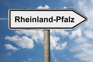 Fototapeta na wymiar Wegweiser Rheinland-Pfalz