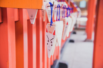 Emas, tablillas de madera con dibujos a la entrada de un santuario japonés