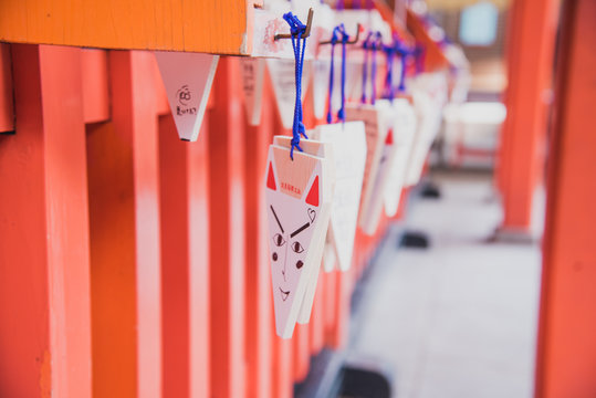 Emas, tablillas de madera con dibujos a la entrada de un santuario japon&eacute;s