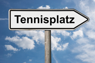 Fototapeta na wymiar Wegweiser Tennisplatz