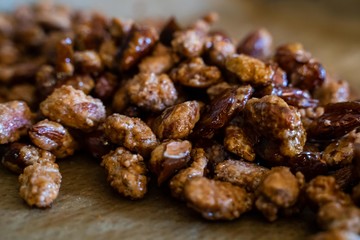 Hausgemachte gebrannte Mandeln. Weihnachtstradition in Deutschland. Leckere Süßspeisen