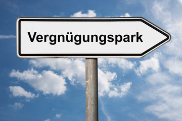 Fototapeta premium Wegweiser Vergnügungspark