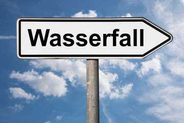 Obraz premium Wegweiser Wasserfall