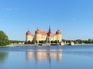 Fototapeta na wymiar Schloss Moritzburg Castle Sachsen Saxony Teich Sommer Sonne Blauer Himmel Blue Sky Culture Weekend 