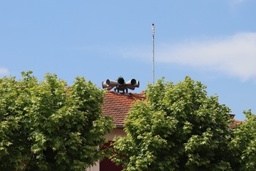 Sirène d'alerte sur un toît d'école en tuiles - Village de Grenay - Département Isère - France