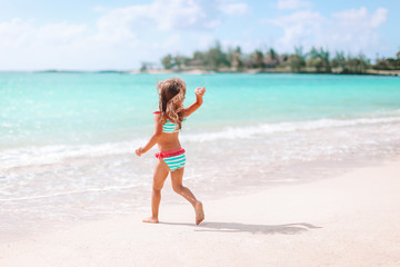 Fototapeta premium Active little girl at beach having a lot of fun.