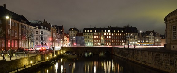 Fototapeta na wymiar Noche en Copenhague