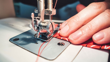 Nähmaschinen werden jetzt zum Gesichtsmasken nähen benutzt