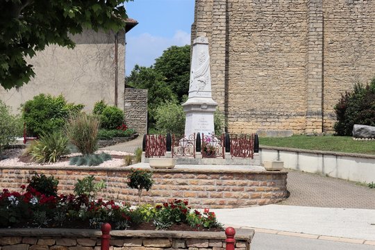 Monument aux morts de la première guerre mondiale 1914 - 1918 - Village de Grenay - Département Isère - France