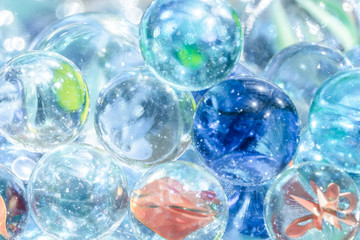 Blue Marbles under The Water , 水中の水色と青色のビー玉